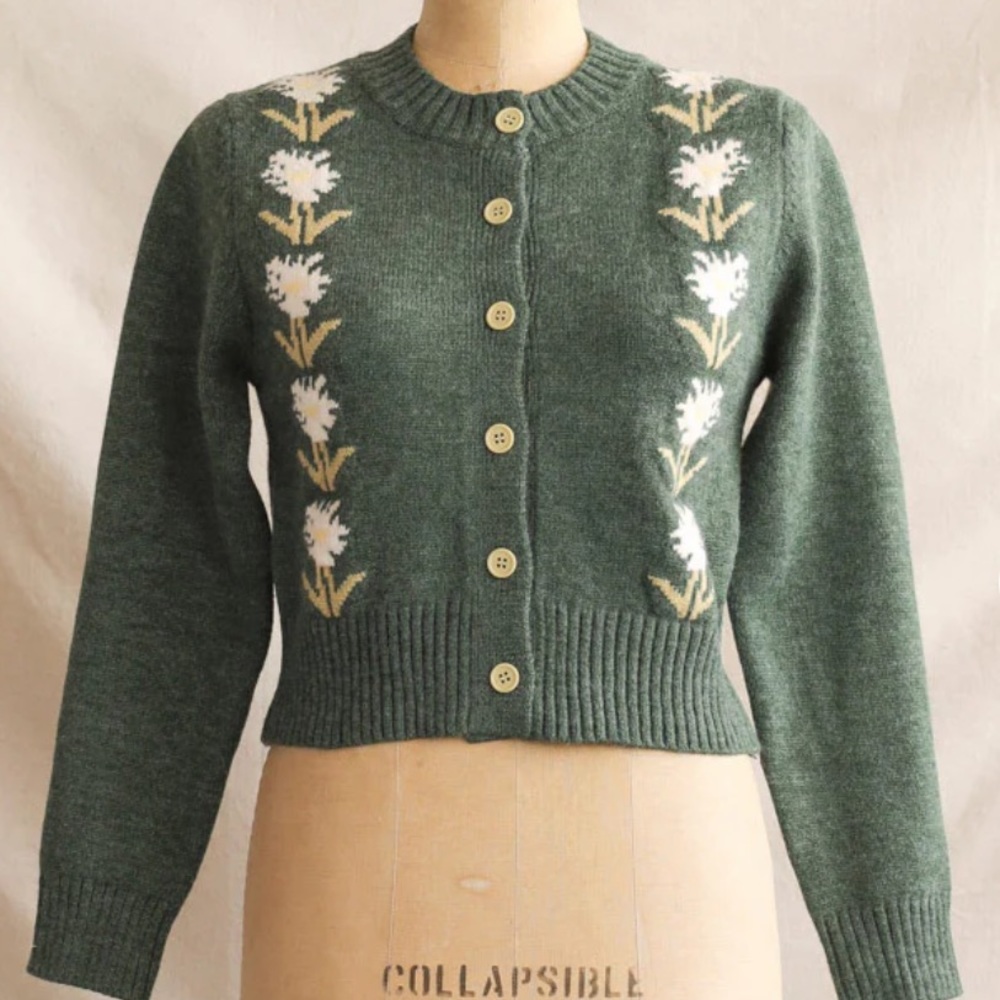 Lovely Green Embroidered Flower Detailed Button Front Cropped Cardigan - Picture 9 of 17